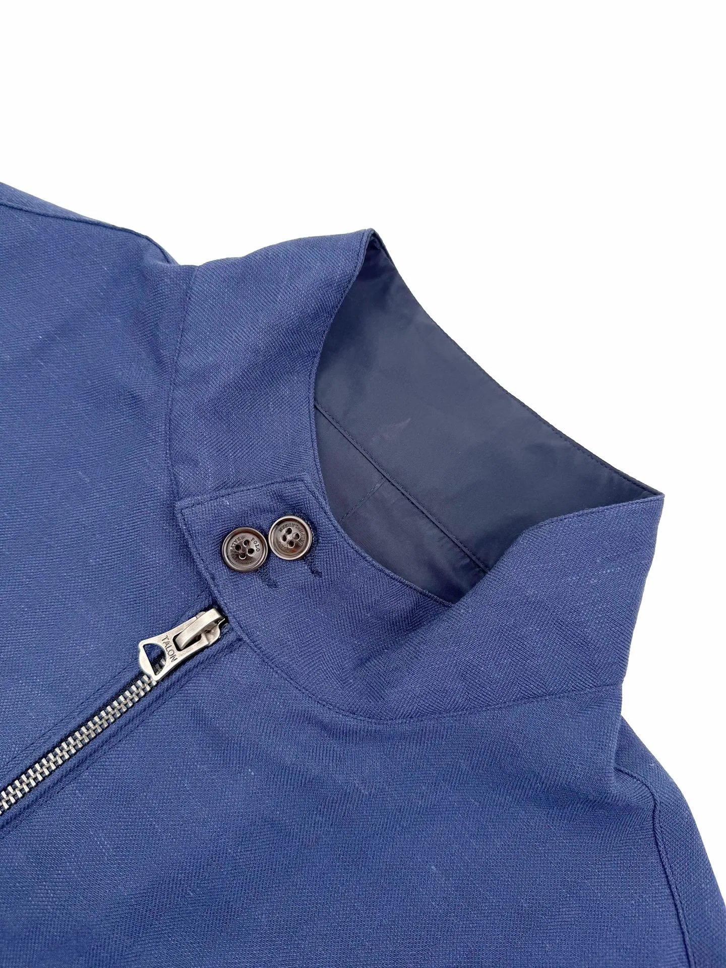P580 Ralph Lauren logo embroidered reversible jacket. Customized matte moire taffeta and twill jacquard brocade. Light and tough, smooth drape. Comfortable and close to the skin. Quiet dark blue. Elegant style. Twin clothes. Style without boundaries. One side is decorated with twill jacquard brocade and has its own retro filter, like the pocket watch gear of an old-school gentleman. The other side is made of matte moiré taffeta to bring a sense of relaxation. Casual and casual genes. Exquisite pony logo is embellished throughout, making it highly recognizable. The classic stand-up collar is tied with three hidden buckle tabs. Simplicity dominates complexity. The design philosophy hidden in the details. Double-sided style. One garment hides old money and relaxation. Process 1: Use imported machine embroidery technology. Use advanced computer control system and precise mechanical components to realize the iconic pony embroidery operation. High precision. The lines are smooth and delicate. Process 2: Template machine bag opening. Preset templates guide the position of opening the bag. The accuracy of the shape and size ensures the quality of the bag opening effect. Process 3: Ergonomic three-dimensional cutting returns to traditional craftsmanship through segmentation, folding, shrinking, and stretching techniques. The so-called slow work produces fine work, which is respect for the material and the pursuit of feel. Complex workmanship, tedious, slow timeliness, and high loss. Process 4: The fabrics are washed carefully, the hand feel and texture are better, not easy to deform, not easy to shrink, not easy to fade, and maintain long-term beauty. Accessories: Customized 1:1 Ralph Lauren fruit buckle Customized 1:1 Ralph Lauren zipper Customized 1:1 Ralph Lauren puller Customized 1:1 Ralph Lauren trademark Version: Fitted version Function: Reversible, free to match Size: S M L XL